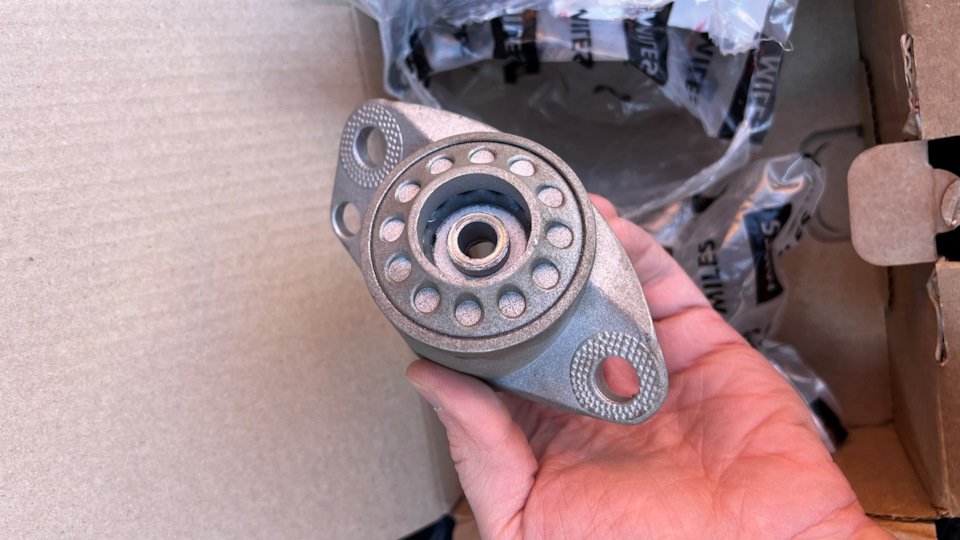 Опора амортизатора Опора заднего амортизатора 6R0513353 1